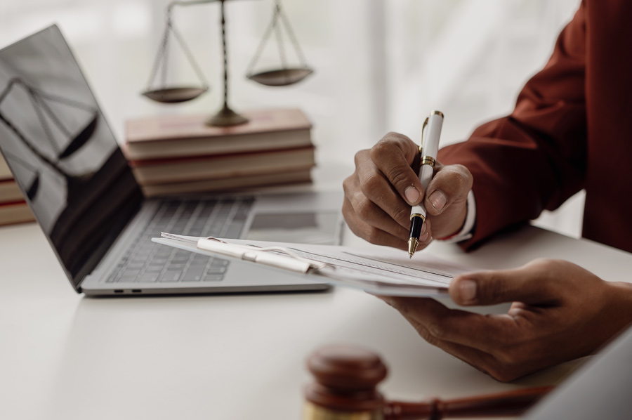 A bail bondsman meeting with a client about immigration bond services